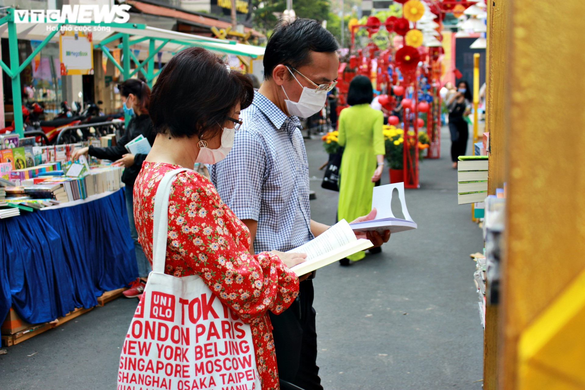 Người Sài Gòn đeo khẩu trang du xuân tại Lễ hội Đường sách Tết Tân Sửu - 6