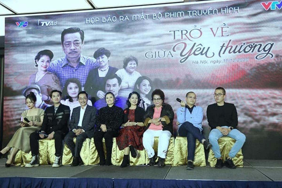 Đạo diễn Trịnh Lê Phong thể hiện sự kính trọng với người nghệ sĩ tên tuổi.