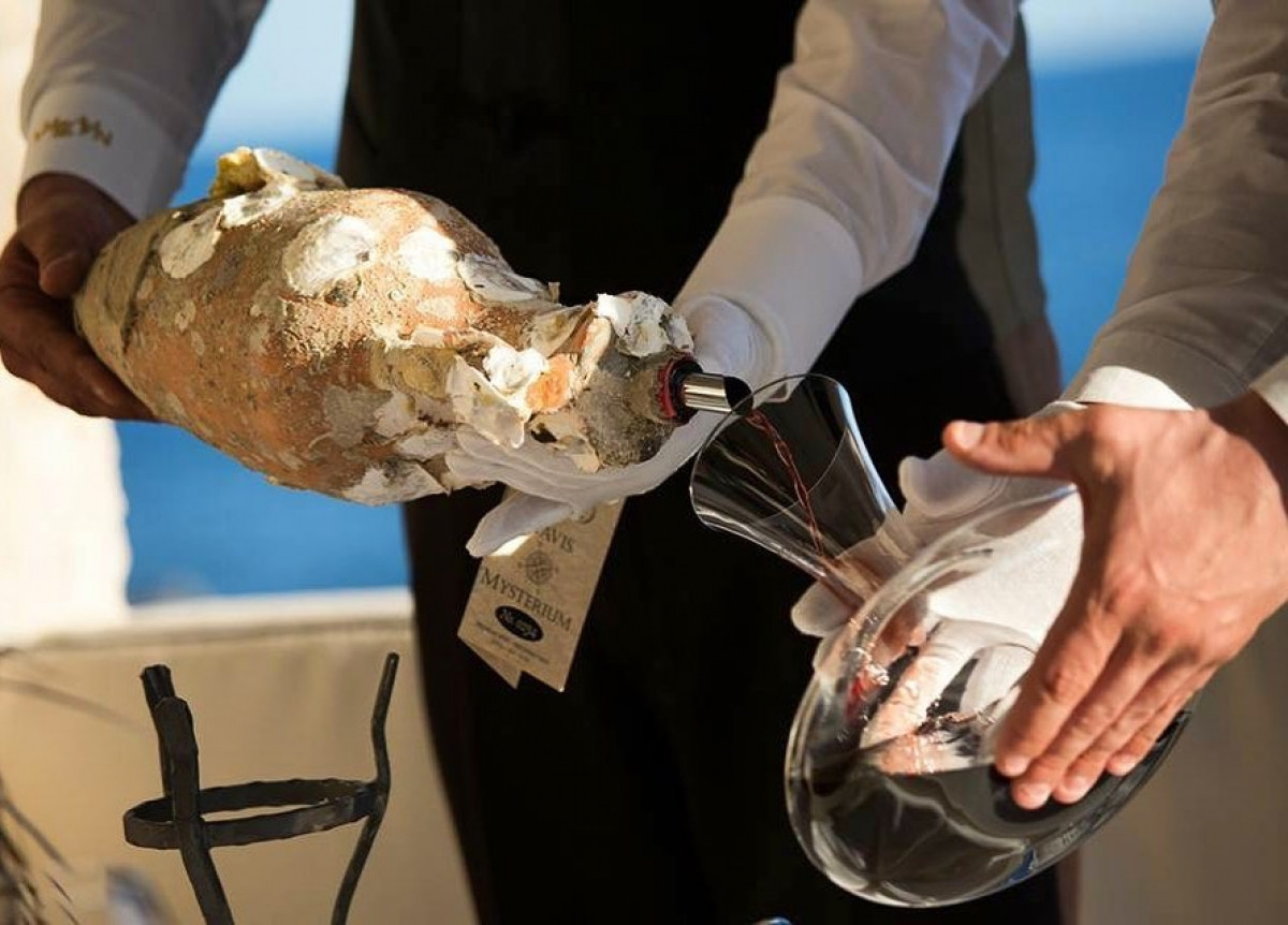 Các loại vỏ sò, tảo biển khiến chiếc bình 'amphora' trở nên độc đáo.  Nguồn: EdivoWines
