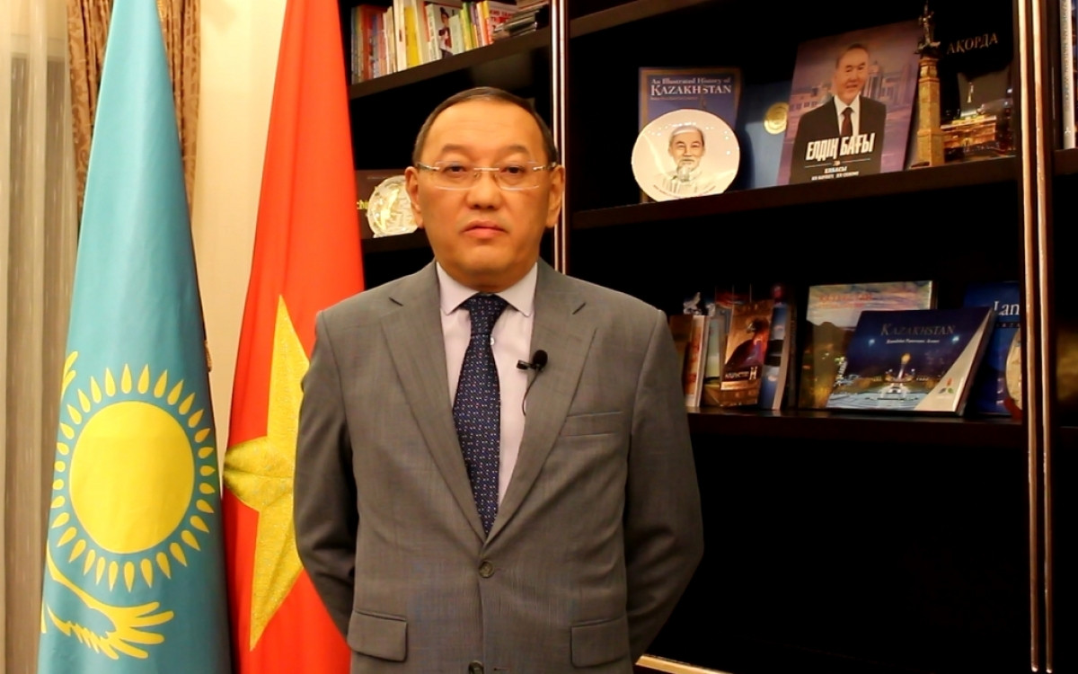 Đại sứ Kazakhstan Baizhanov phát biểu về Việt Nam, trong một clip gửi riêng cho Báo điện tử VOV vào tháng 2/2021. Trong ảnh, trên kệ sách có hình ảnh lãnh tụ Hồ Chí Minh và vị Tổng thống đầu tiên của Kazakhstan, Nazarbayev.
