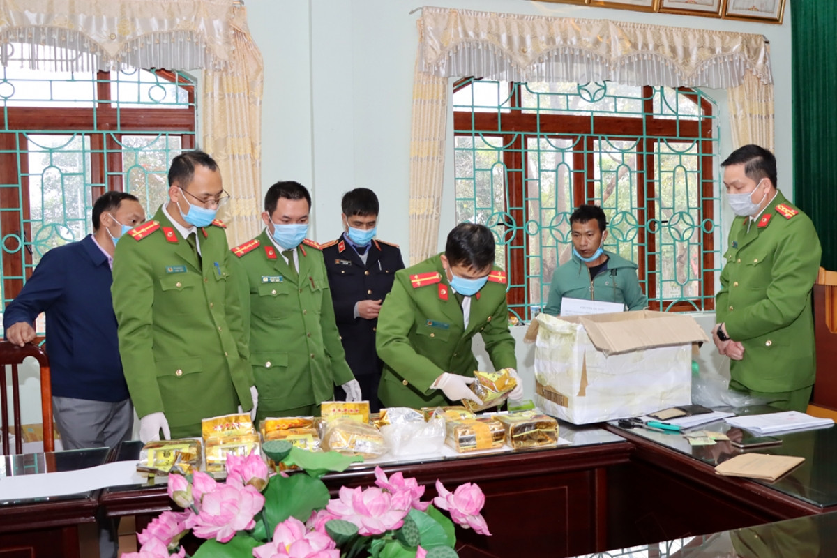 Đối tượng Dao cùng tang vật và lực lượng chức năng tại Cơ quan Công an tỉnh Lai Châu.