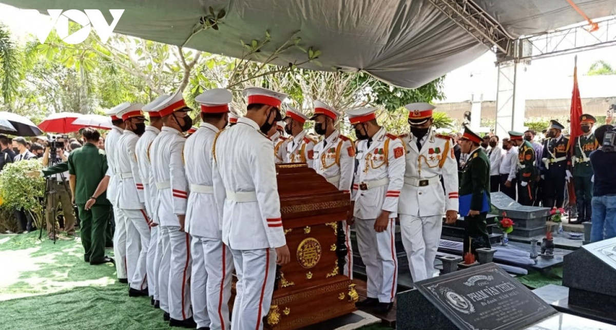 Linh cữu nguyên Phó Thủ tướng Trương Vĩnh Trong được an táng tại Nghĩa trang liệt sĩ tỉnh Bến Tre.