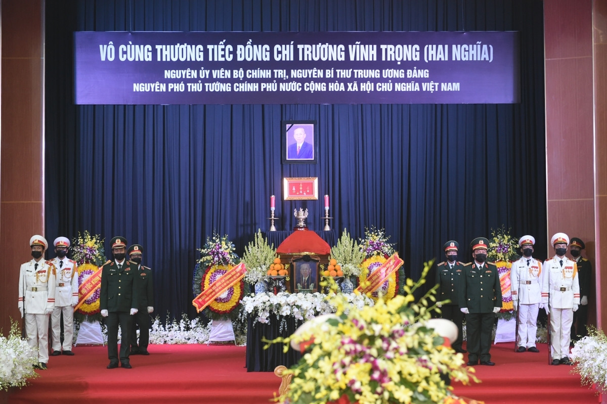 Linh cữu nguyên Phó Thủ tướng Trương Vĩnh Trọng được đưa tới Hội trường lớn tỉnh Bến Tre. - Ảnh: VGP