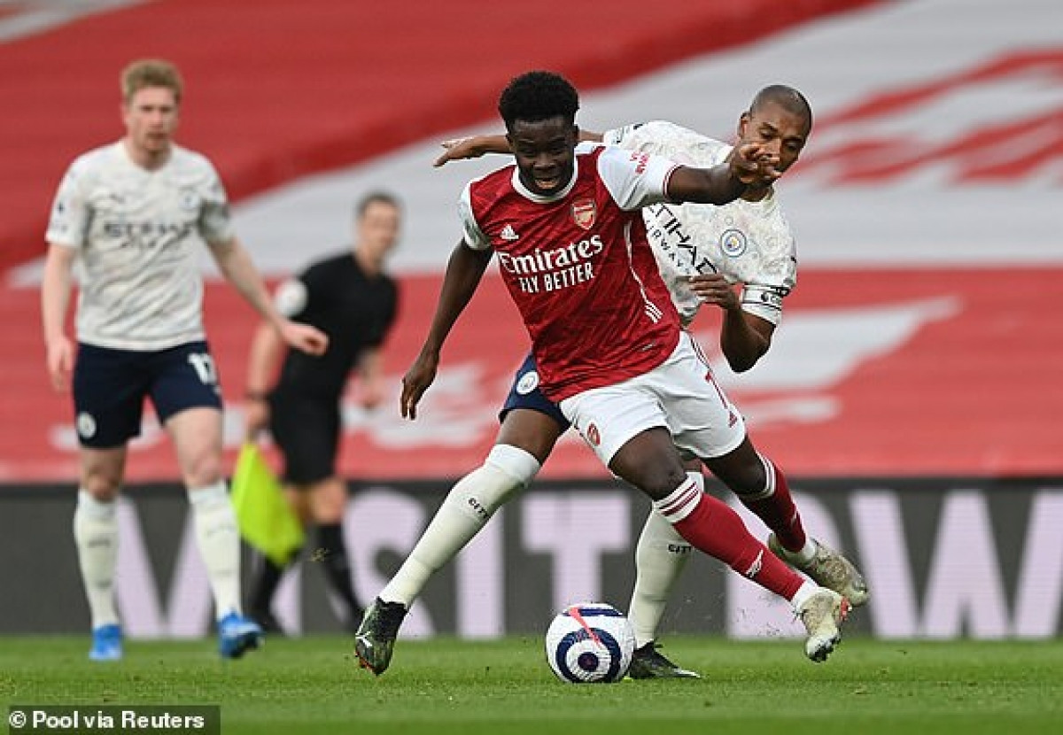 Saka đang làm điểm sáng hiếm hoi của Arsenal. (Ảnh: Reuters).