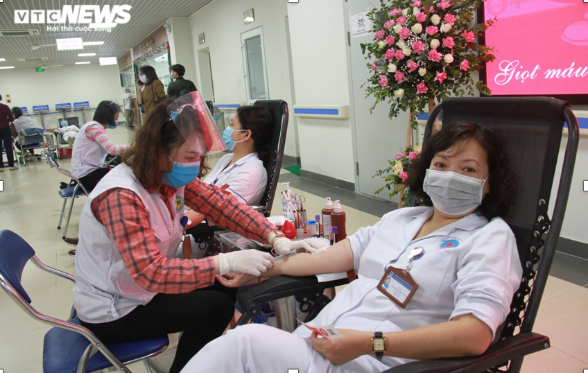 Kỷ niệm ngày Thầy thuốc Việt Nam, y bác sĩ BV Hữu Nghị hiến máu vì người bệnh  - 1
