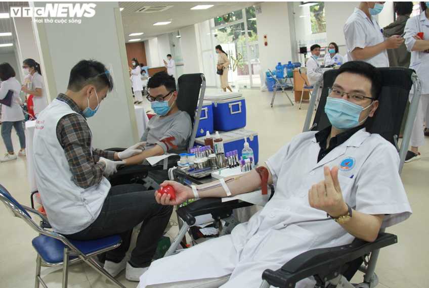 Kỷ niệm ngày Thầy thuốc Việt Nam, y bác sĩ BV Hữu Nghị hiến máu vì người bệnh  - 2