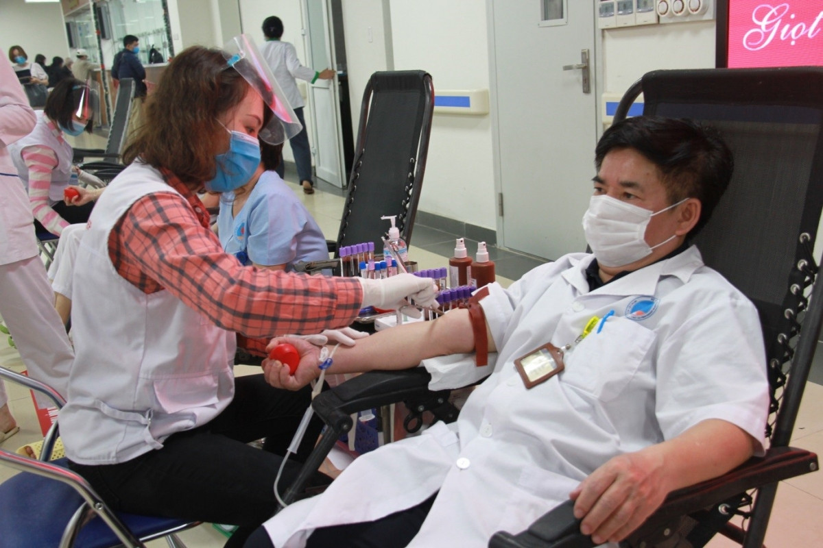 Cán bộ, nhân viên y tế Bệnh viện Hữu nghị tham gia hiến máu. 
