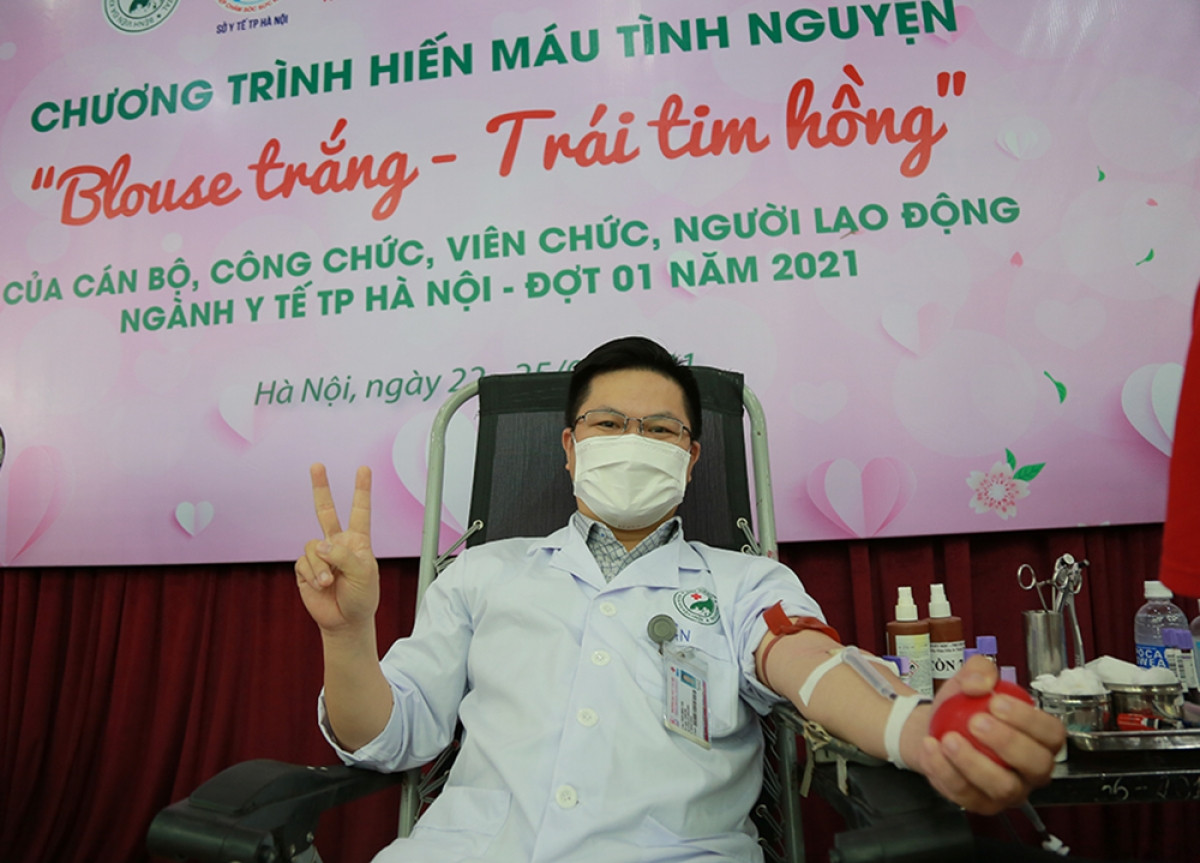 BS Trần Minh Tân, Khoa Cấp cứu Bệnh viện Đa khoa Đức Giang tham gia hiến máu.