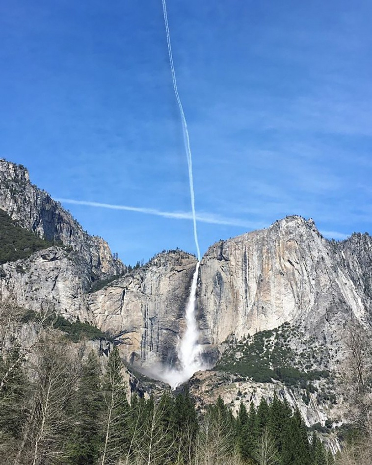 Vệt mây trên bầu trời tình cờ nối liền với thác nước Yosemite khiến nó trông như thể một dòng thác chảy xuống từ trời cao.