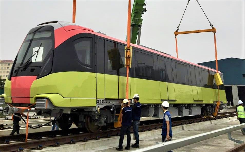 Ảnh:  Đoàn tàu thứ 3 tuyến metro Nhổn - ga Hà Nội được đặt lên đường ray  - 9
