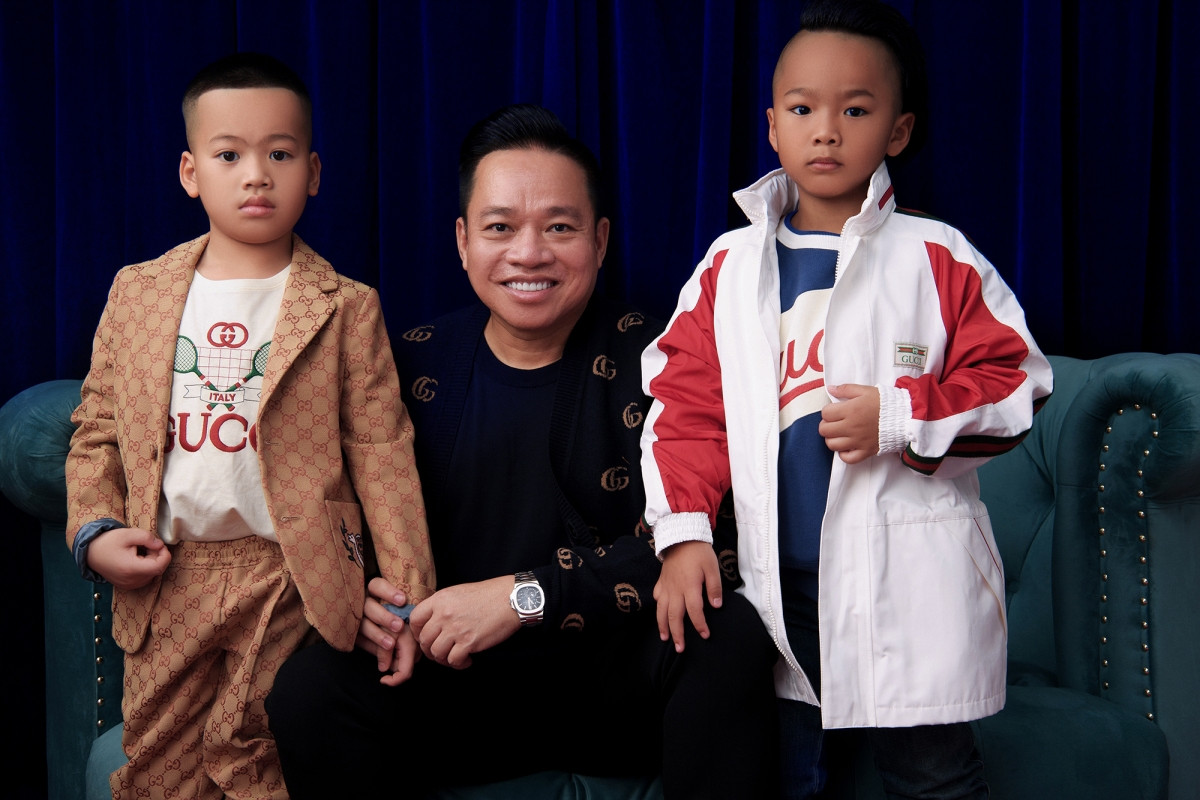 NTK họ Đỗ đã đặt hàng những thiết kế này từ cách đây nhiều tháng, tại Việt Nam và từ cửa hàng tại Pháp để có được kích cỡ phù hợp với các con. Anh chọn trang phục phù hợp với hình ảnh, tính cách của các con.