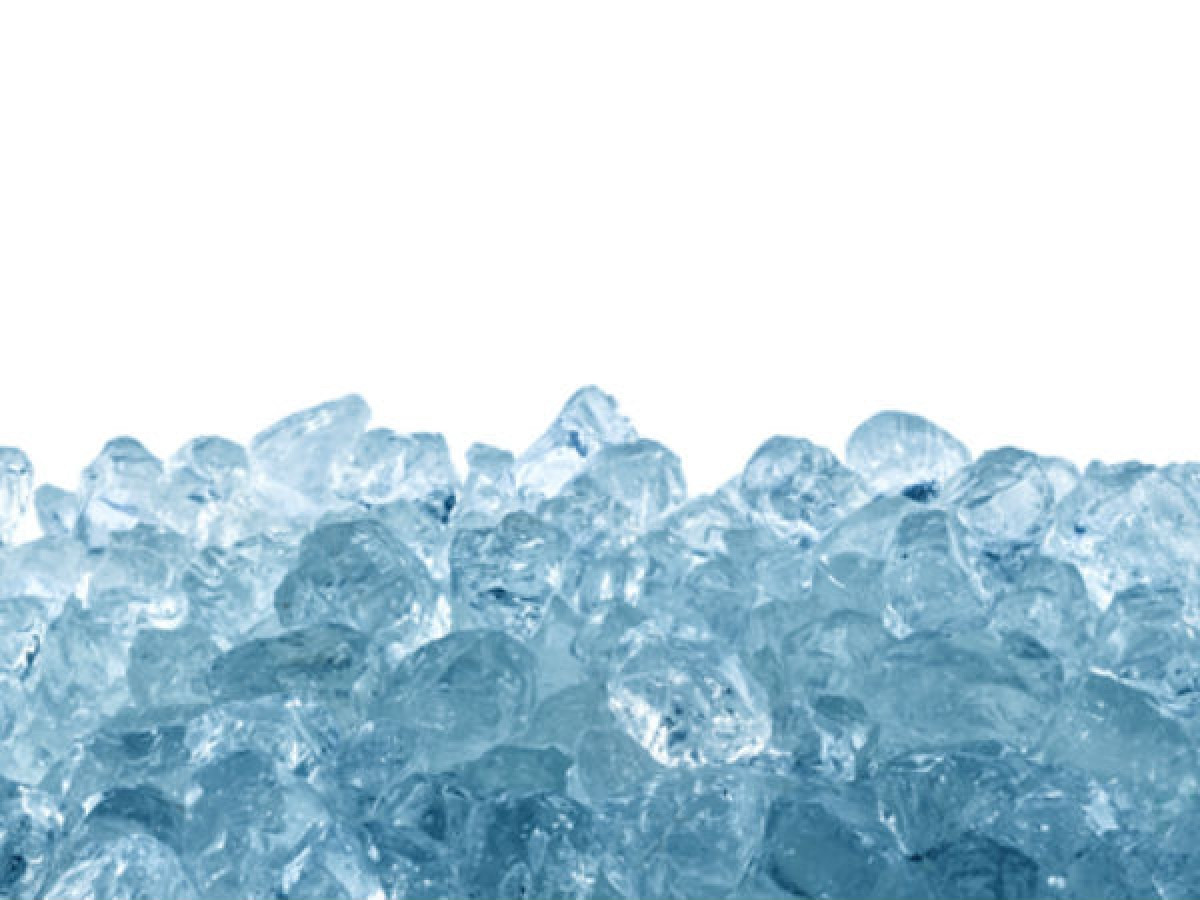 Đá lạnh: Các triệu chứng dị ứng mỹ phẩm nhẹ có thể được điều trị dễ dàng bằng đá lạnh. Biện pháp này đã được chuyên gia công nhận có thể giảm mẩn đỏ và ngứa ngáy do dị ứng mỹ phẩm.