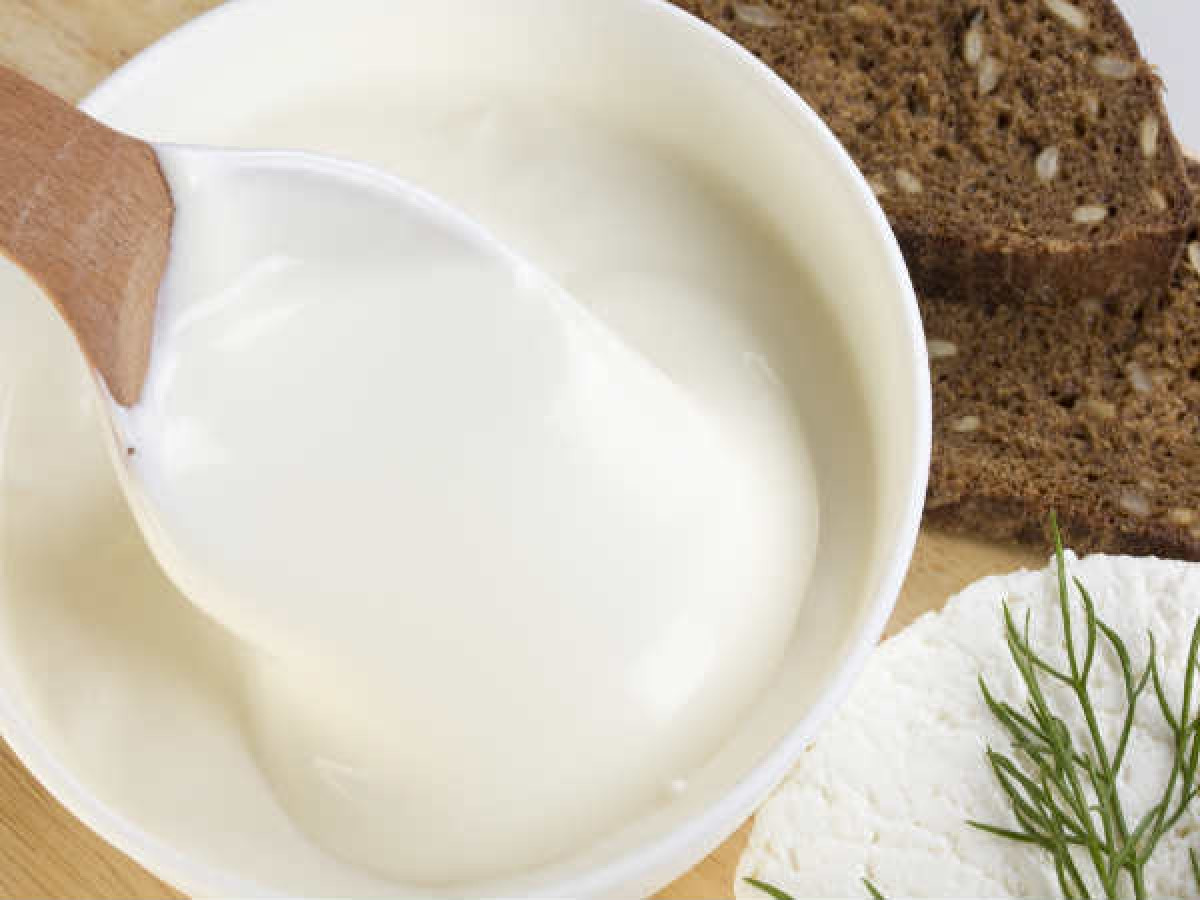 Sữa chua: Sữa chua vừa có tác dụng thuyên giảm các triệu chứng dị ứng ngoài da, vừa có tác dụng ngăn các triệu chứng dị ứng này lan rộng. Bạn chỉ cần thoa một ít sữa chua tươi lên vùng da dị ứng, giữ trong vòng 10 phút rồi xả sạch với nước lạnh.