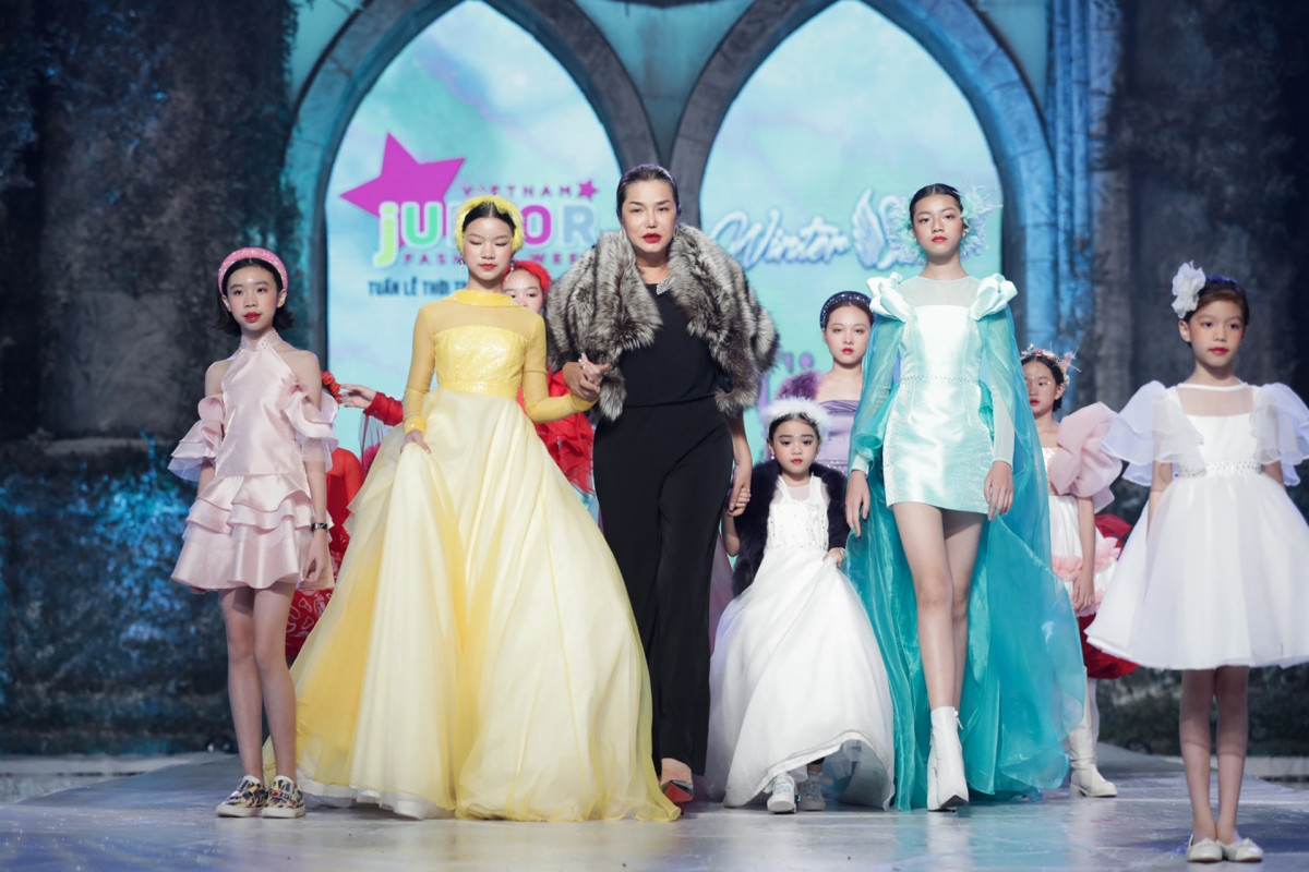 Trong 7 nhà thiết kế và thương hiệu của đêm diễn thứ hai, điều gây bất ngờ cho khán giả tại Vietnam Junior Fashion Week lần này là sự góp mặt của một nhà thiết kế vừa lạ lại vừa quen trong showbiz Việt - Cindy Thái Tài.