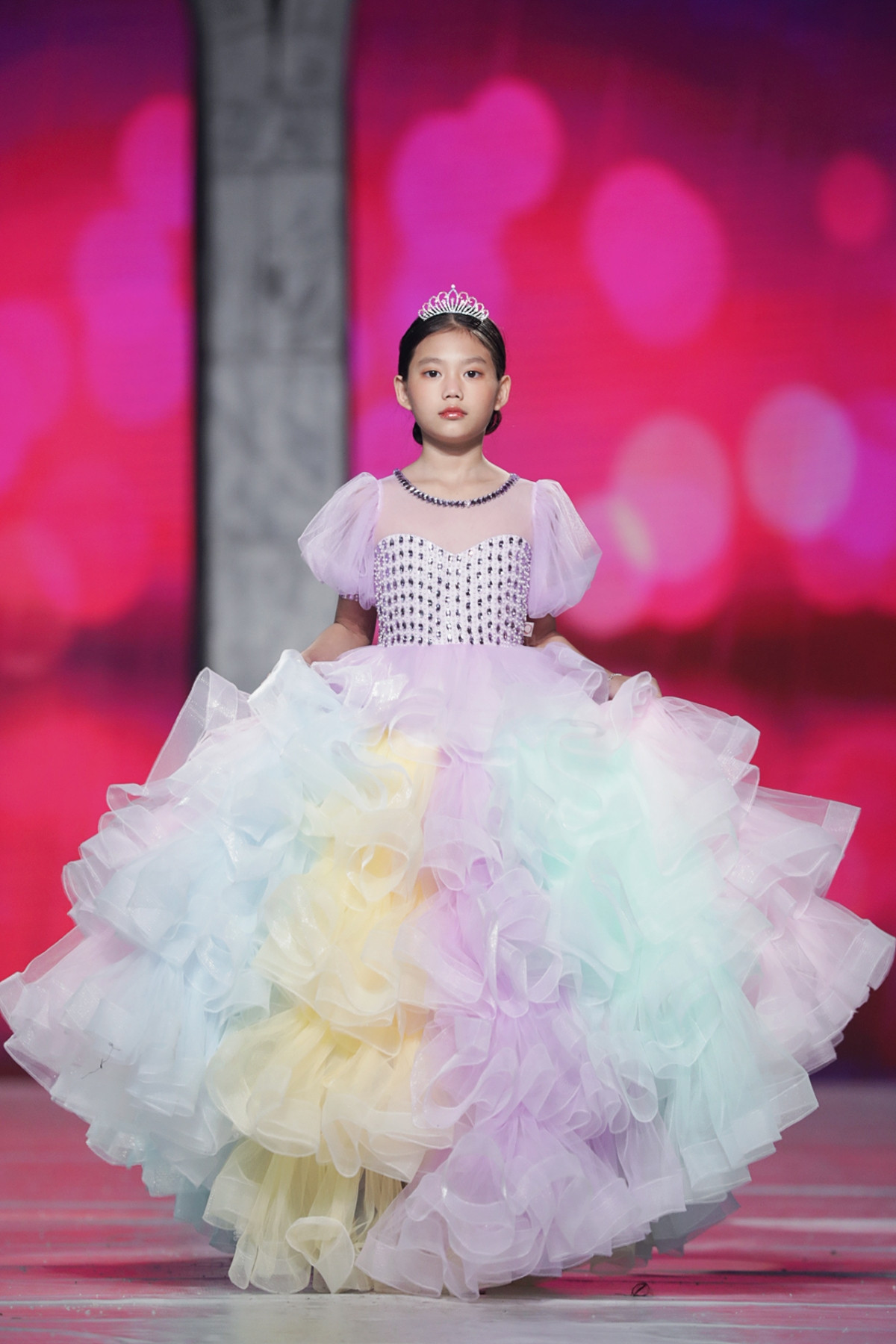 Đến với Vietnam Junior Fashion Week lần này, Những bông hoa nhỏ mang đến BST “Dance of the Swans” được lấy cảm hứng từ hình ảnh của đôi thiên nga vỗ đôi cánh nhẹ nhàng, thanh tao giữa trời tuyết trắng xóa tuyệt đẹp.