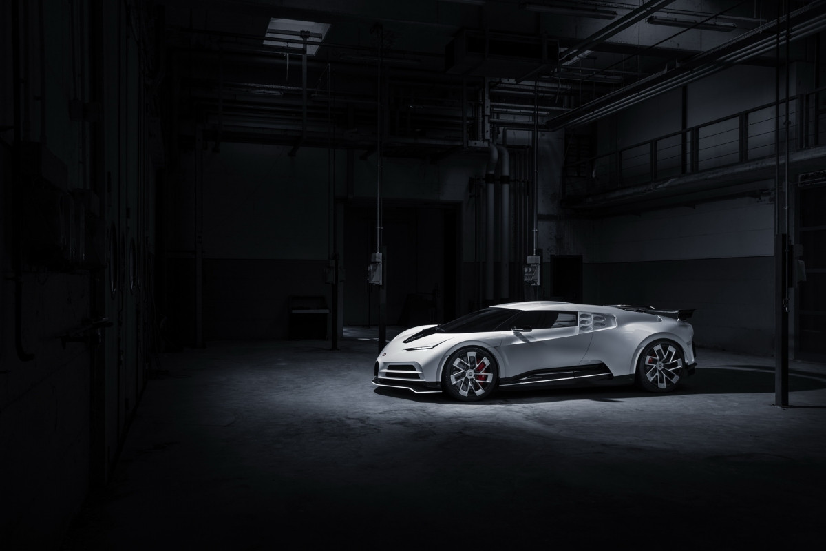 Sức mạnh này vẫn sẽ được gửi tới bánh xe thông qua hộp số ly hợp kép 7 cấp. Với 1.574 mã lực, Bugatti Centodieci có khả năng tăng tốc lên 100 km/h trong 2,4 giây, 0 – 200 km/h trong 6,1 giây và đạt 300 km/h chỉ trong 13,1 giây. Tốc độ tối đa của xe được giới hạn điện tử ở mức 380 km/h.