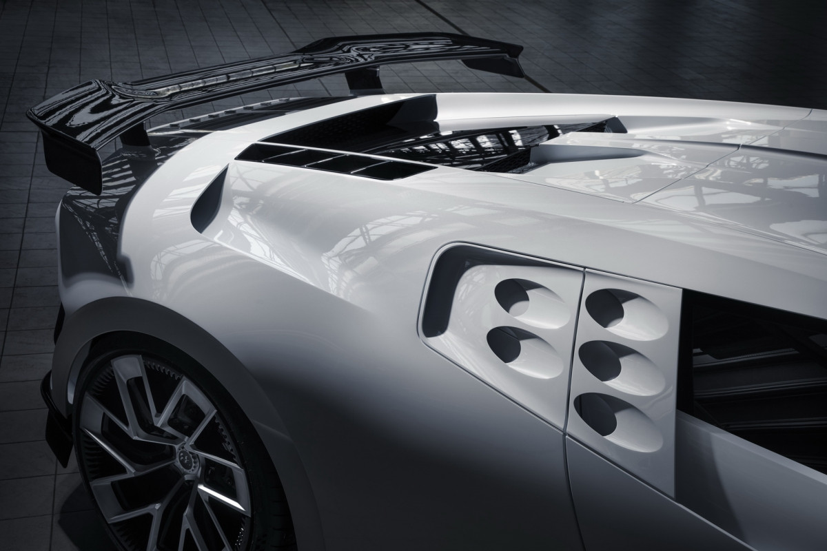 Bugatti Centodieci vẫn được trang bị động cơ W16 8.0 lít đặc trưng với bốn bộ tăng áp của Bugatti, tuy nhiên, khối động cơ này đã được nâng cấp cho ra công suất lớn hơn.