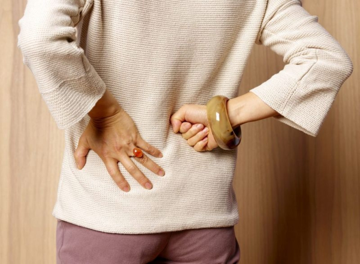 Đau thần kinh tọa: Thoát vị đĩa đệm ở vùng thắt lưng có thể đè lên dây thần kinh tọa, gây cơn đau thần kinh tọa. Cảm giác đau sẽ lan từ mông đến chân rồi đến bàn chân. Triệu chứng này thường đi kèm với cơn đau thắt lưng.