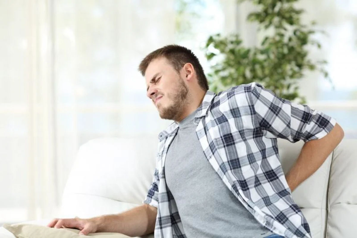 Đau thắt lưng: Triệu chứng phổ biến nhất của thoát vị đĩa đệm là cảm giác đau đớn ở vị trí đĩa trật. Khi đĩa đệm bị trượt ra khỏi vị trí ban đầu, nó có thể đè lên dây thần kinh và gây đau đớn. Nếu vị trí đĩa trật nằm ở khu vực thắt lưng, nó có thể gây cảm giác đau sốc óc ở một nửa cơ thể.