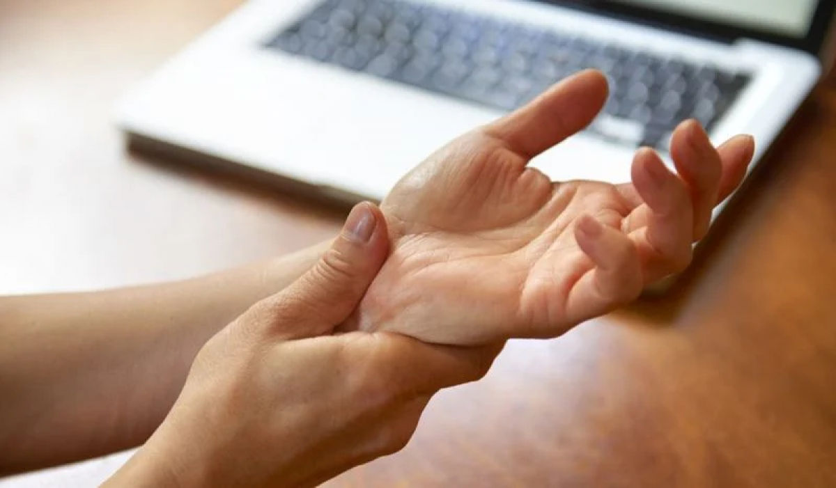 Yếu cơ: Để cử động cơ, não bộ sẽ phát đi tín hiệu đến cơ thông qua dây thần kinh để kích thích vận động. Khi dây thần kinh bị đè nén do thoát vị đĩa đệm, quá trình truyền tin này bị gián đoạn, làm giảm lực của cơ.