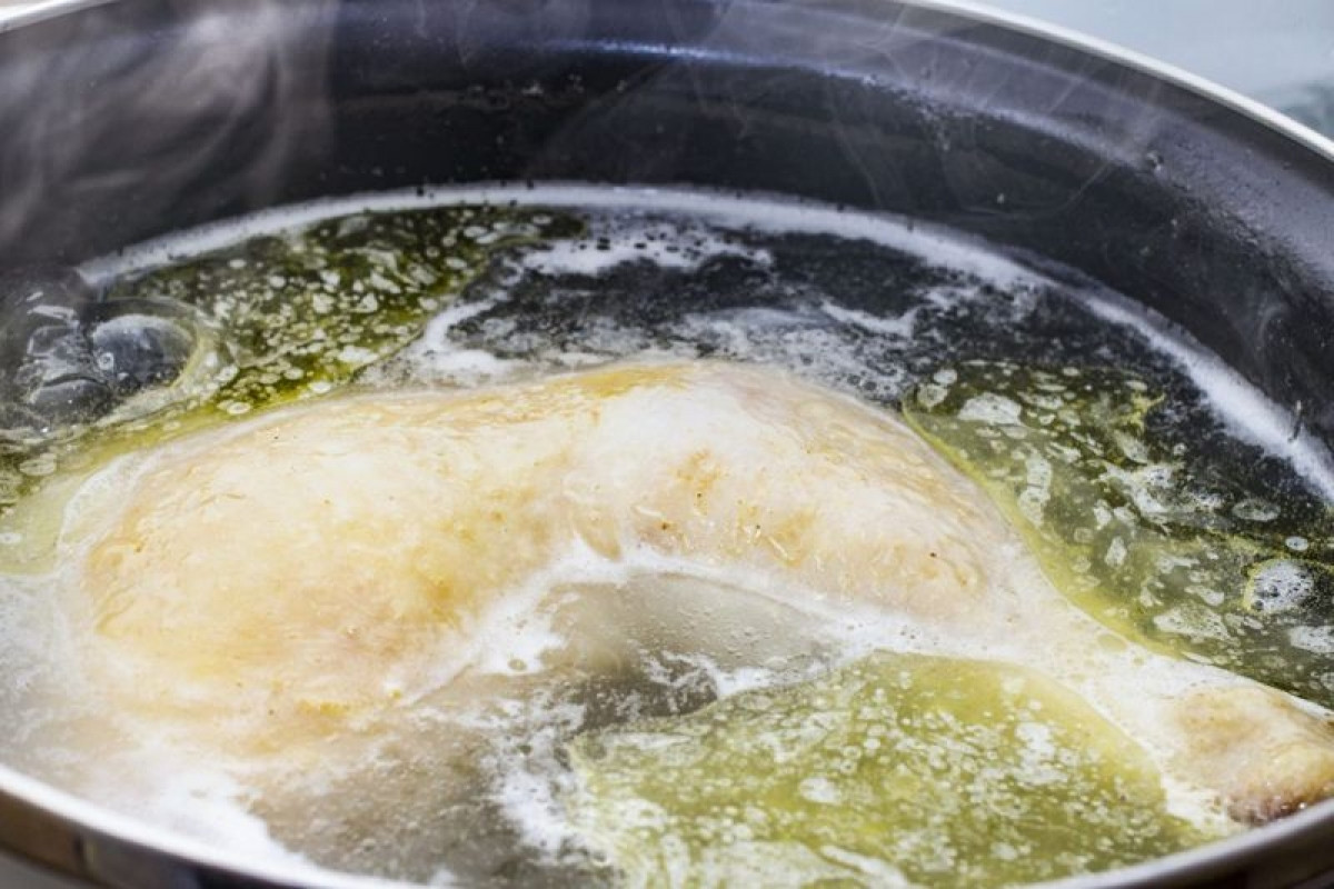 Chế biến món ăn với thịt gà đông lạnh: Đôi khi, bạn có thể chọn nấu nướng với thịt gà đông thay vì dành thời gian rã đông thịt gà. Tuy nhiên, bạn chỉ có thể sử dụng cách này với lò nướng hoặc bếp từ thay vì bếp thường để tránh vi khuẩn sinh sôi.