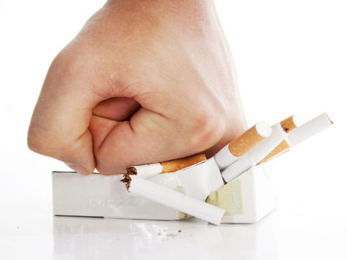 Cai thuốc lá: Hút thuốc lá là một thói quen có hại cho sức khỏe về nhiều mặt. Chất nicotin có trong thuốc lá có thể làm xỉn sắc tố da, khiến đôi môi thâm xỉn. Nếu muốn có đôi môi hồng tự nhiên, bạn nên bỏ thuốc lá ngay bây giờ.
