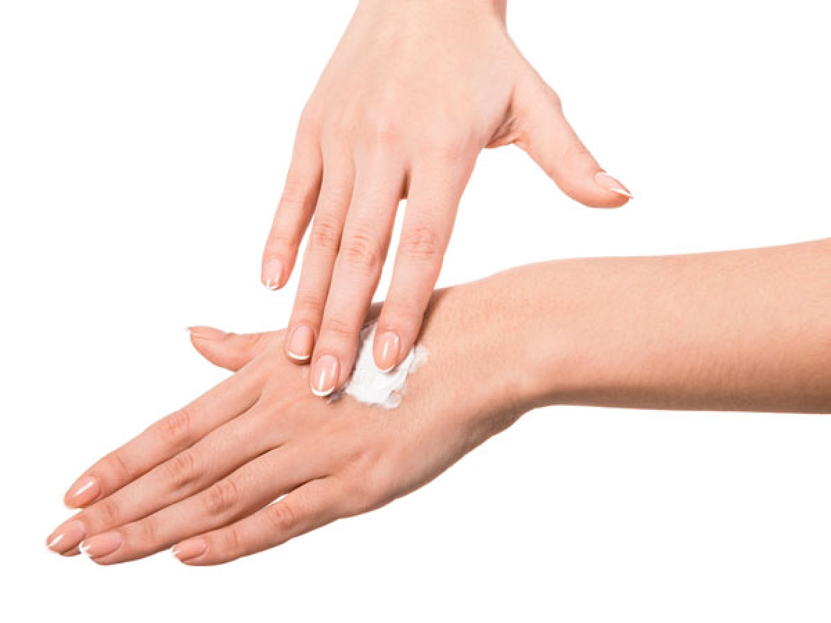 Dùng kem dưỡng tay: Làm móng không chỉ là sơn móng tay, mà còn là chăm sóc bàn tay và móng tay. Trước khi làm móng, bạn nên rửa sạch tay, lau khô rồi thoa kem dưỡng để làm mềm tay.