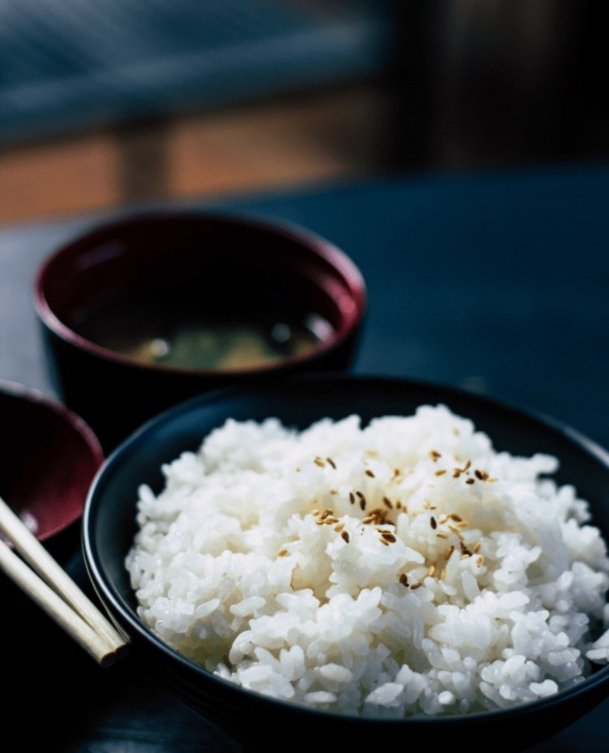 Gạo: Sau khi nấu chín, bạn không nên bảo quản cơm ở nhiệt độ phòng, vì cơm nấu chín rất dễ nhiễm các vi khuẩn gây đau bụng và các vấn đề về tiêu hóa. Nếu bạn không ăn hết cơm ngay, bạn có thể bảo quản cơm trong túi bọc chân không.