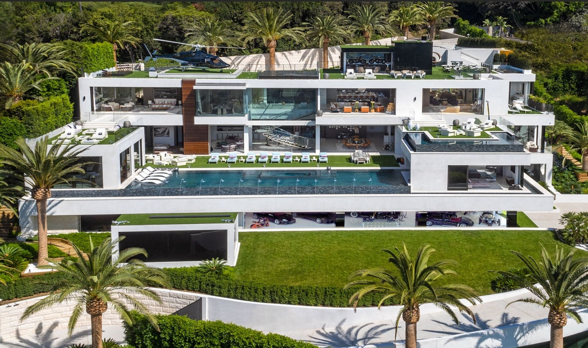 Dinh thự này ở Los Angeles (Mỹ) được định giá 250 triệu USD vào năm 2017 và lọt vào danh sách những villa đắt đỏ bậc nhất thế giới. Bên trong biệt thự có rạp chiếu phim, bên ngoài có cả bể bơi, sân chơi bowling và sân đậu trực thăng.