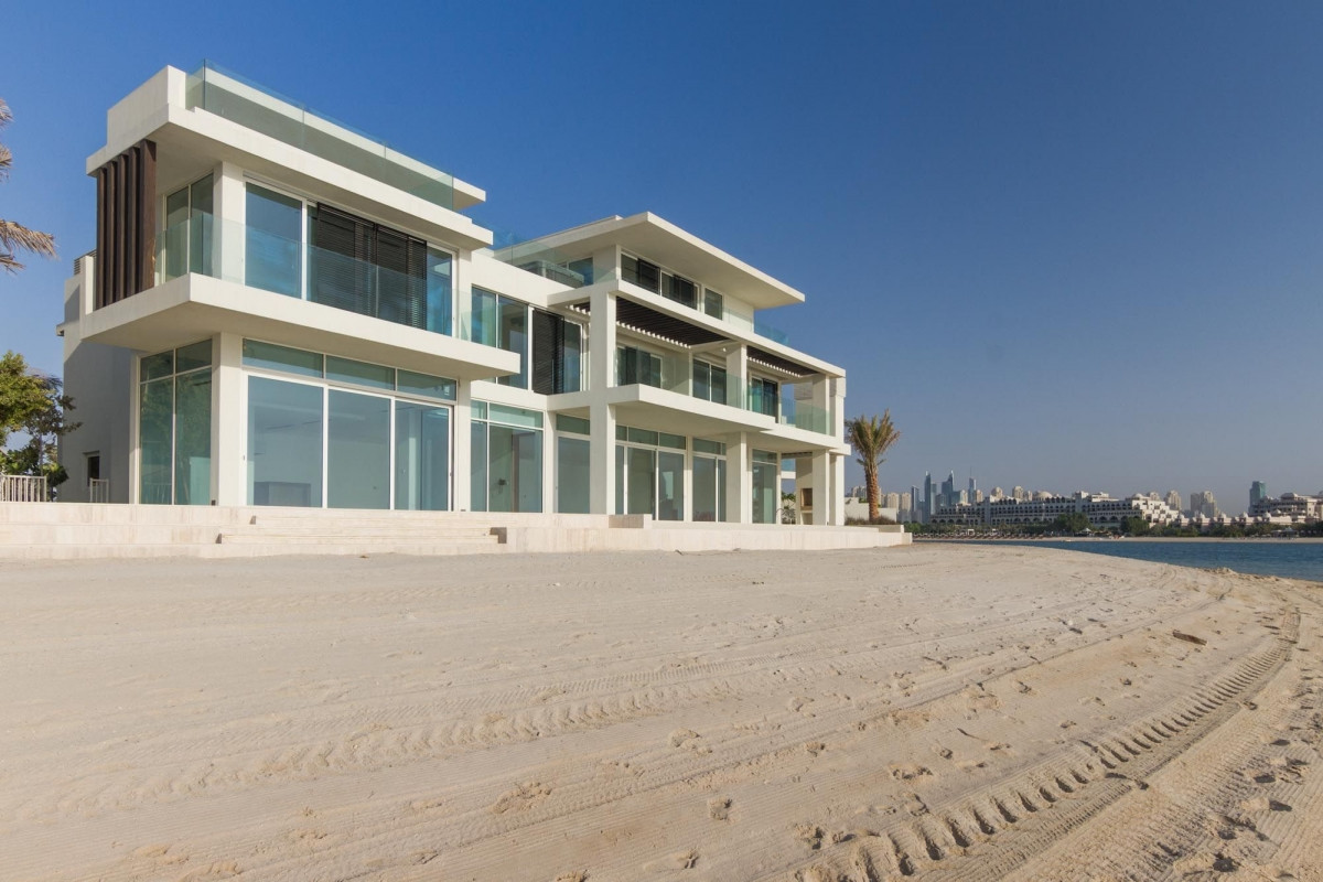Villa này tọa lạc tại khu đất vàng ở Dubai với view biển cực đẹp.