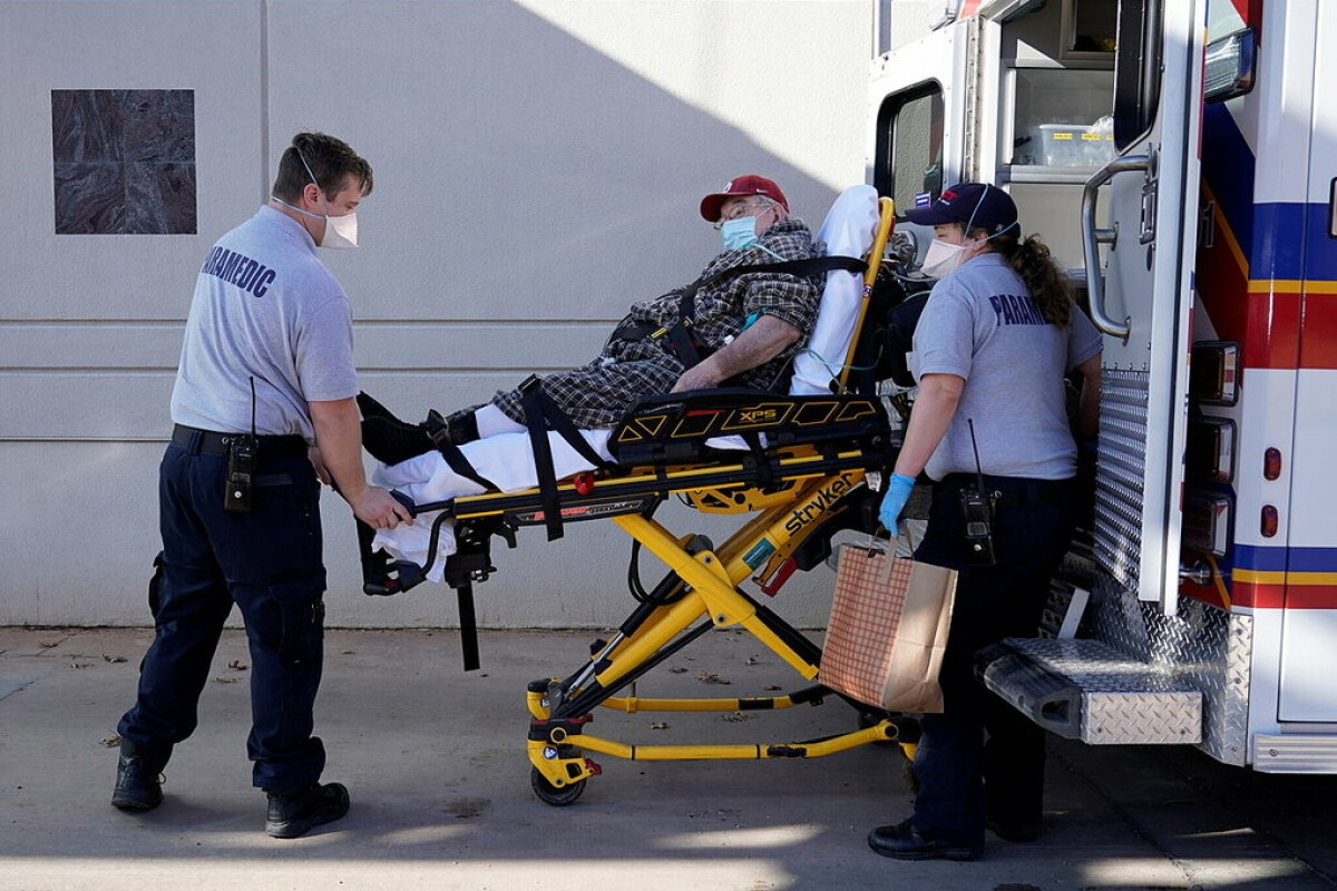 Các nhân viên y tế đưa một bệnh nhân đến phòng cấp cứu ở Shawnee, Oklahoma (Mỹ) vào tháng 12/2020. Ảnh: Reuters