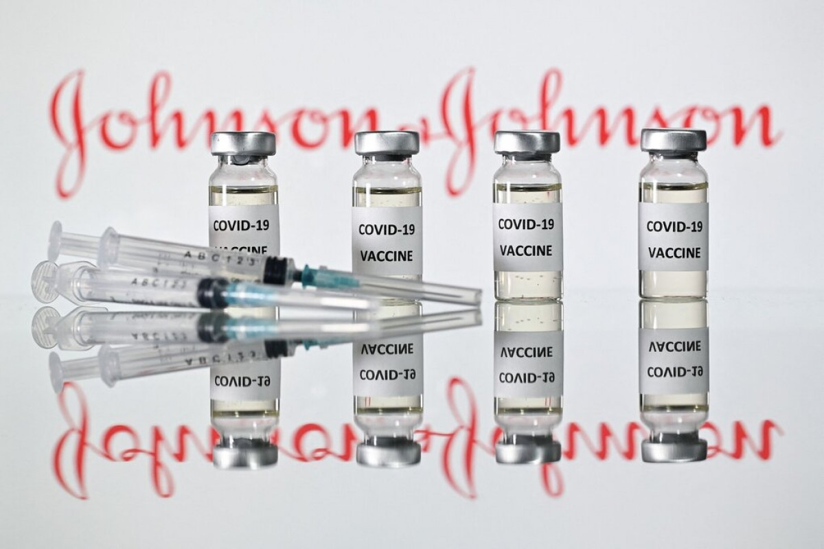 Các lọ và mũi tiêm vaccine Johnson & Johnson. Ảnh: AFP