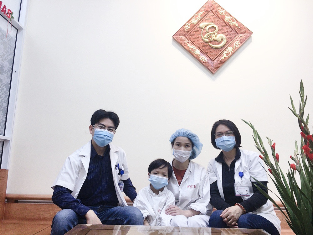 Bệnh nhi ghép tim nhỏ tuổi nhất Việt Nam được ra viện  - 1