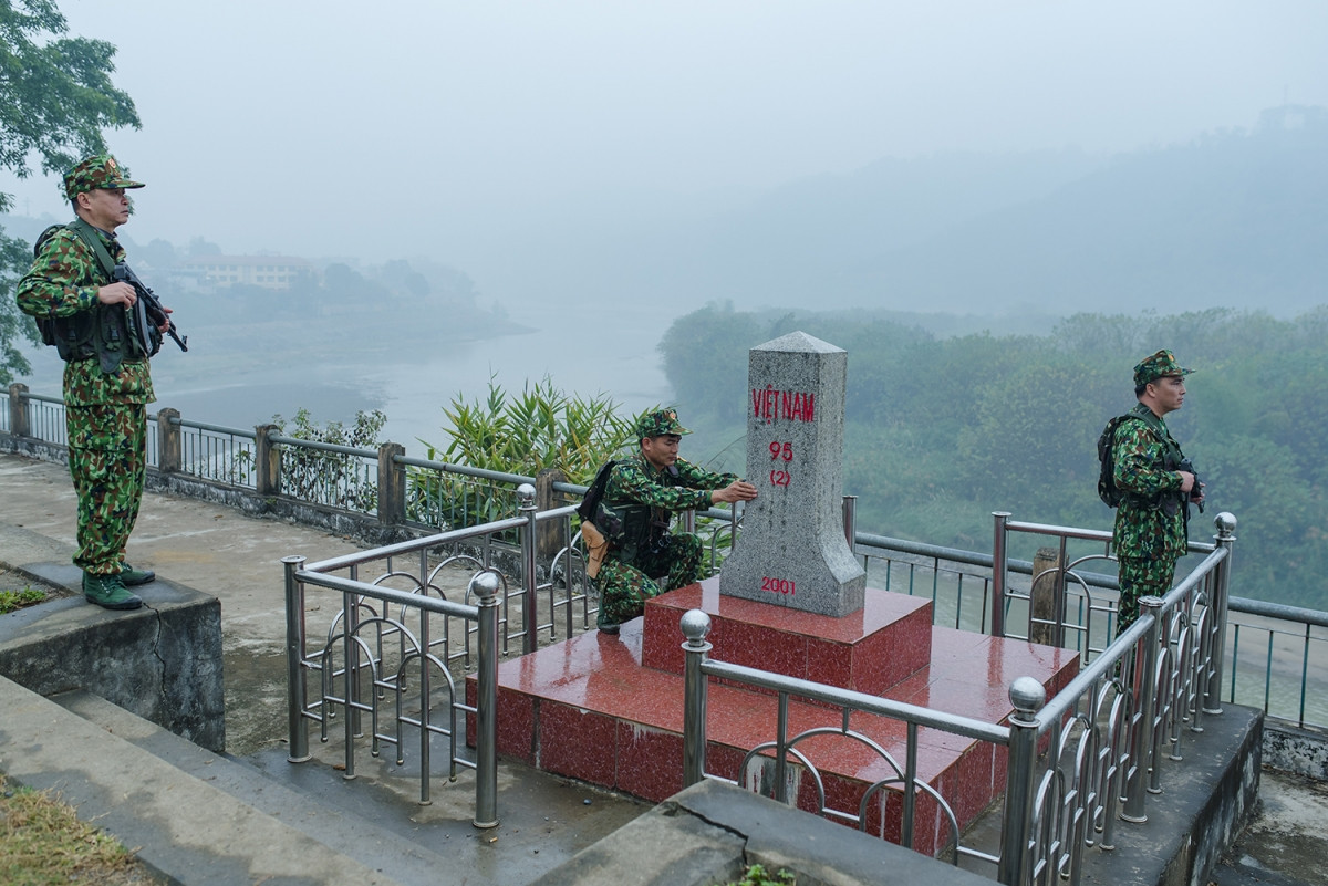 Tuyến biên giới giáp Trung Quốc hoàn toàn là đường thủy, chính là đoạn thượng nguồn sông Hồng chảy qua.