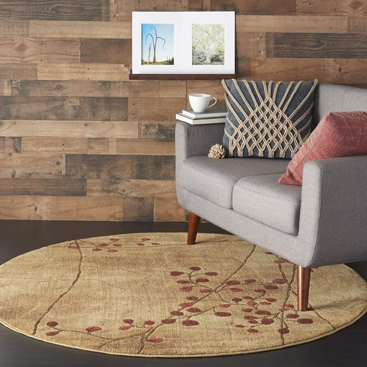 Tấm thảm màu nâu nhạt điểm hoạ tiết hoa tinh tế thích hợp với chủ nhân yêu mến sự nhẹ nhàng, cổ điển.