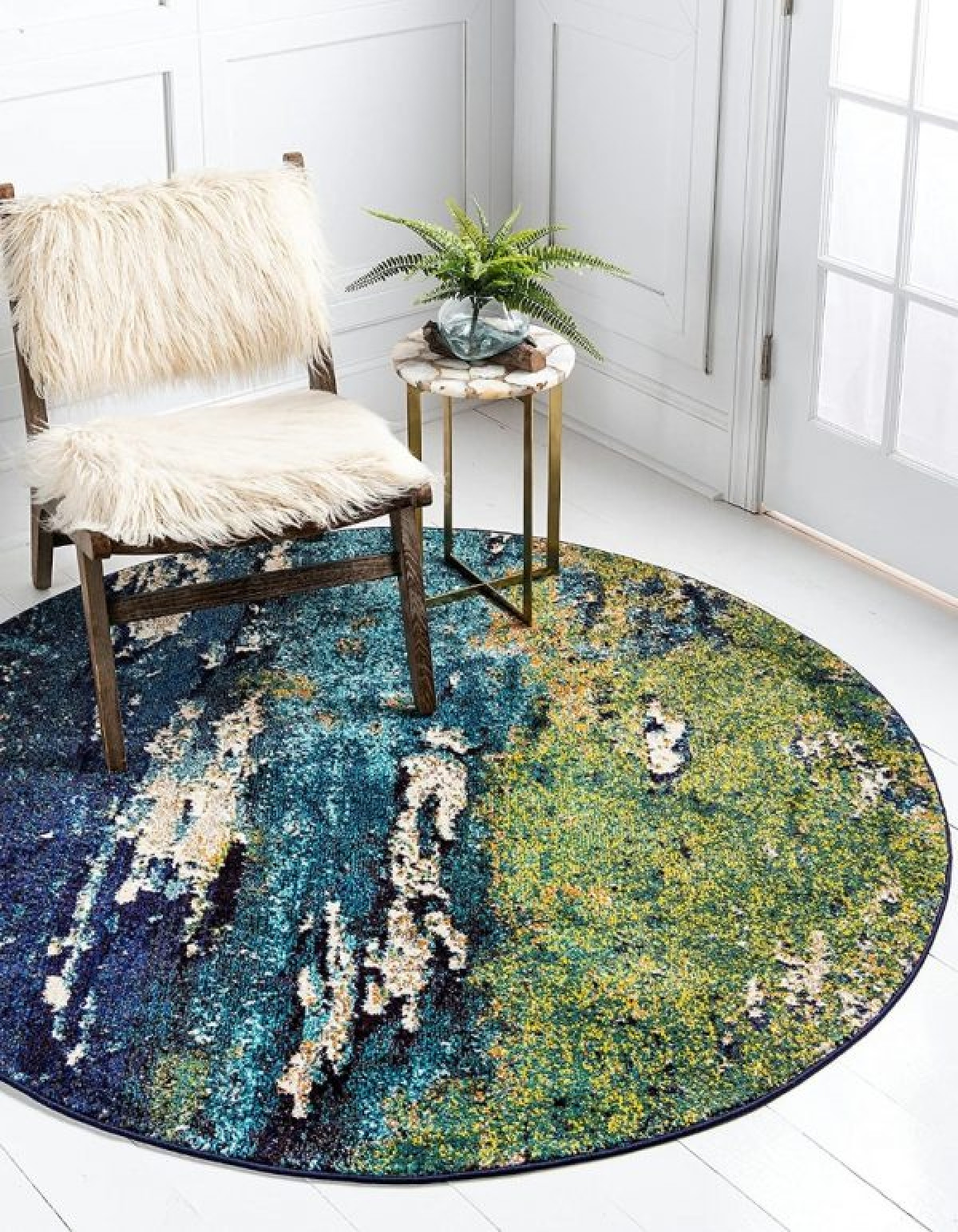 Hoạ tiết trừu tượng của tấm thảm lấy cảm hứng từ thế giới tự nhiên và khiến chúng thành điểm nhấn sinh động trong căn phòng.