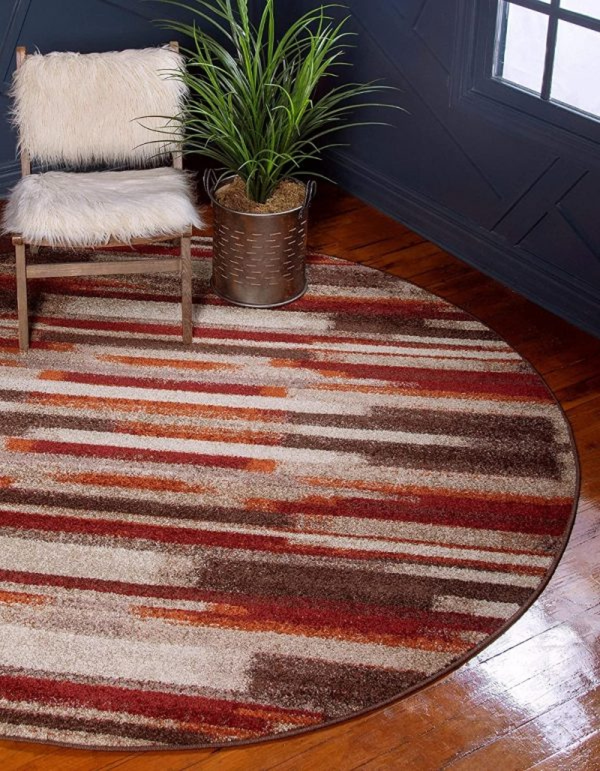 Tấm thảm màu đỏ loang nâu, trắng là điểm nhấn hoàn hảo, tạo sự ấm áp, sang trọng cho căn phòng.