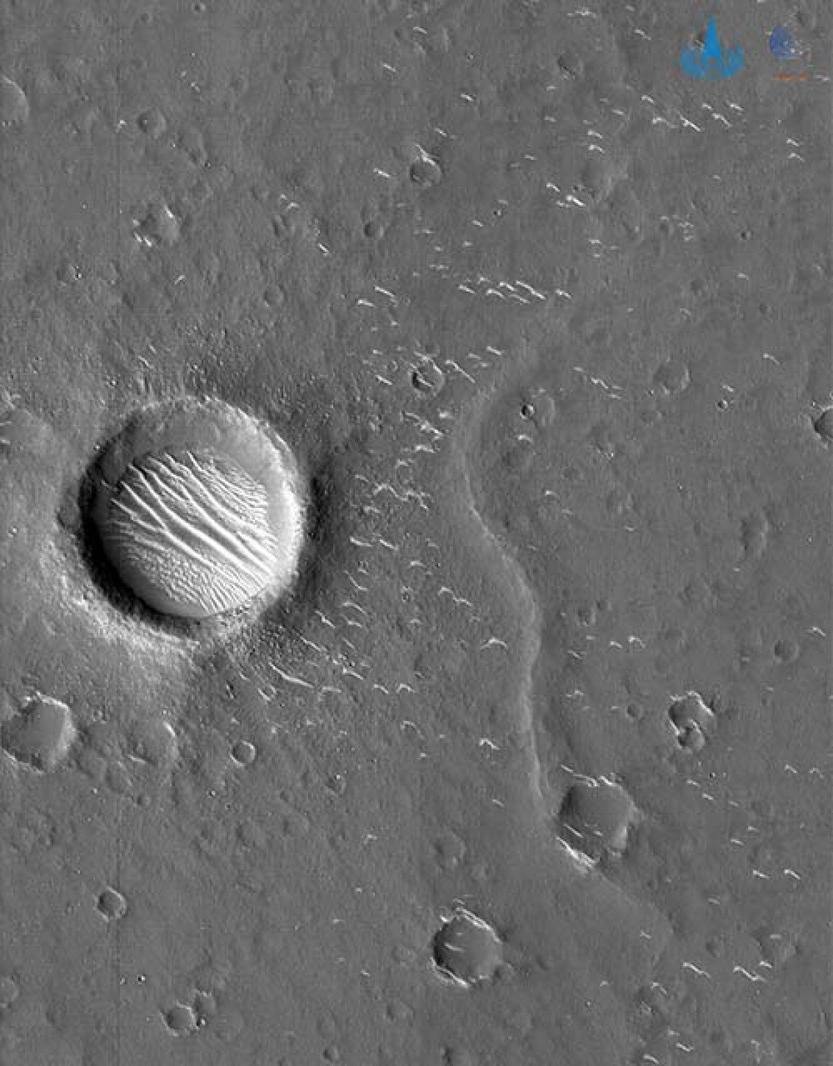 Những hố tròn trên sao Hỏa được chụp bằng máy ảnh có độ phân giải cao của Thiên Vấn 1. Ảnh: CNSA