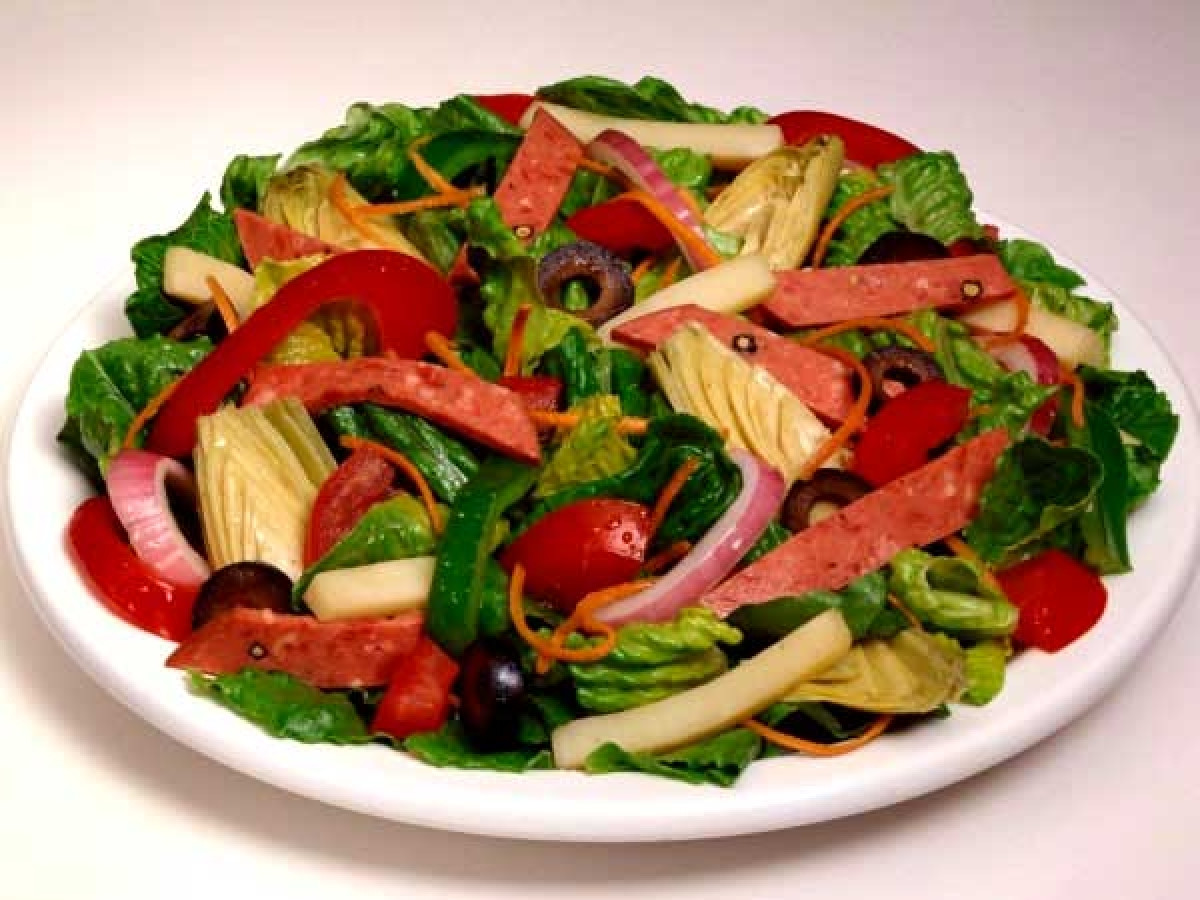 Ăn quá nhiều salad: Bạn có thể ngạc nhiên khi biết rằng ăn quá nhiều salad lại có hại cho sức khỏe. Thực ra đây là một điều dễ hiểu, vì “cái gì quá cũng không tốt”. Ăn quá nhiều rau sống khiến hệ tiêu hóa gặp khó khăn và tốn nhiều năng lượng, điều này làm chậm quá trình trao đổi chất.