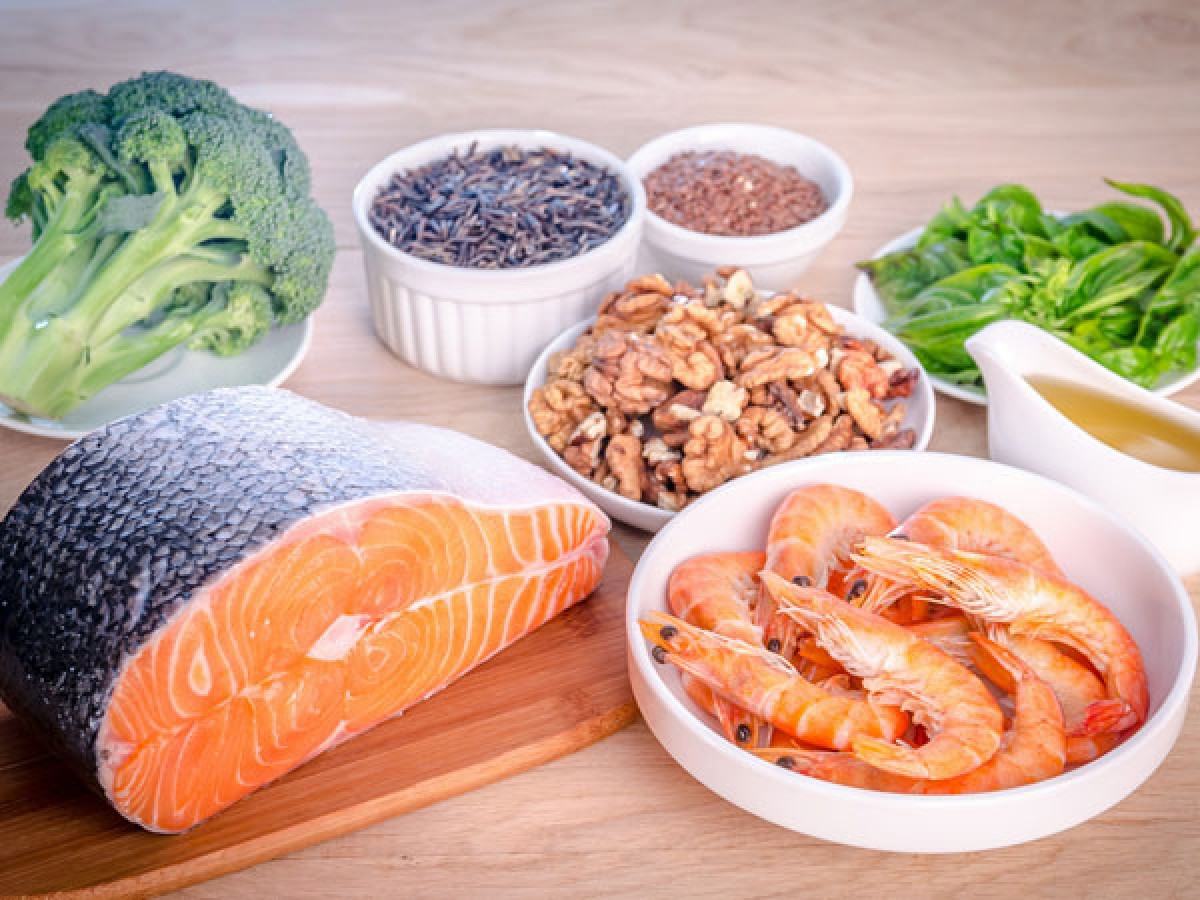 Không ăn các chất béo có lợi cho sức khỏe: Nhiều người giảm cân bằng cách cực đoan - cắt bỏ hoàn toàn các loại chất béo khỏi chế độ ăn. Đây là một sai lầm, bởi các chất béo có lợi như omega-3 có trong cá biển, quả hạch, dầu dừa hay quả bơ có vai trò thiết yếu đối với quá trình trao đổi chất.