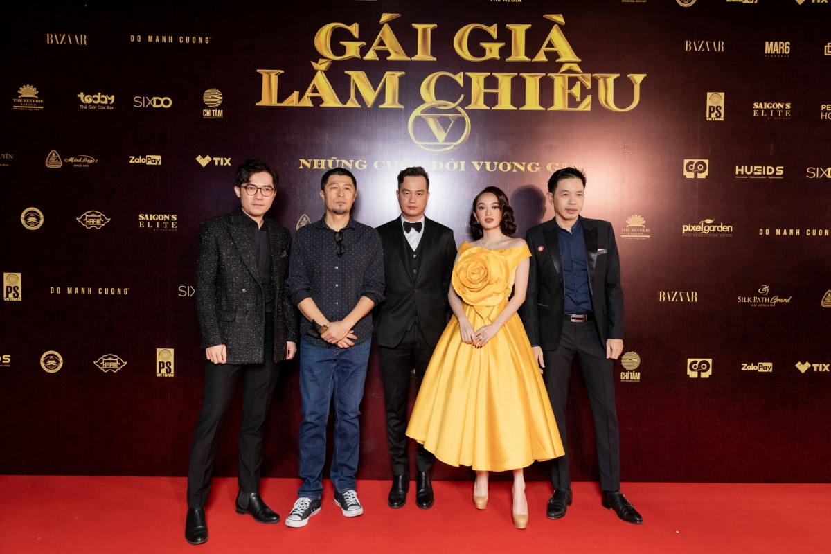 Trên thảm đỏ còn có sự xuất hiện của nhà sản xuất Charlie Nguyễn, nam diễn viên Thái Hoà. 