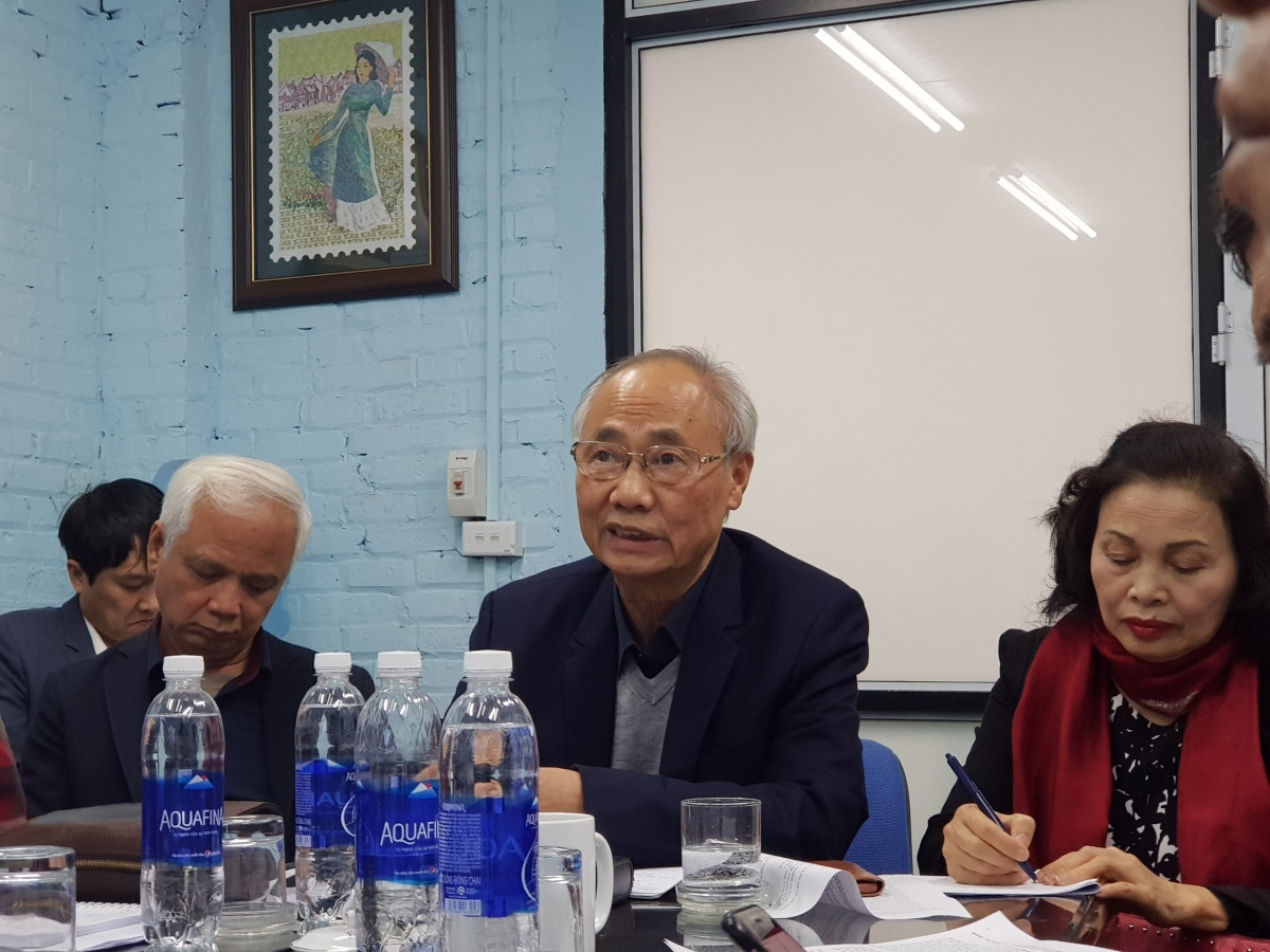 Ông Vũ Thế Bình – Phó Chủ tịch Hiệp hội Du lịch Việt Nam (giữa) phát biểu tại hội nghị. Nguồn: VITA