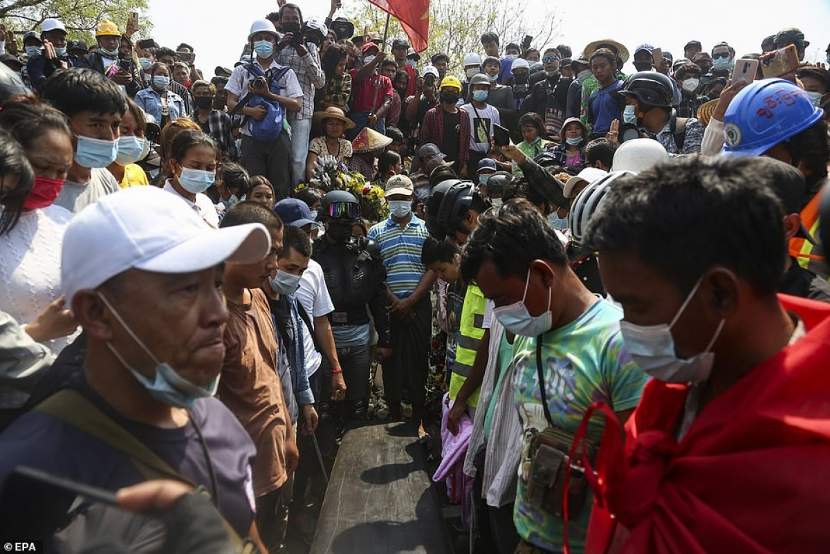 Đám tang nữ sinh bị thiệt mạng trong cuộc biểu tình phản đối đảo chính ở Myanmar - 7