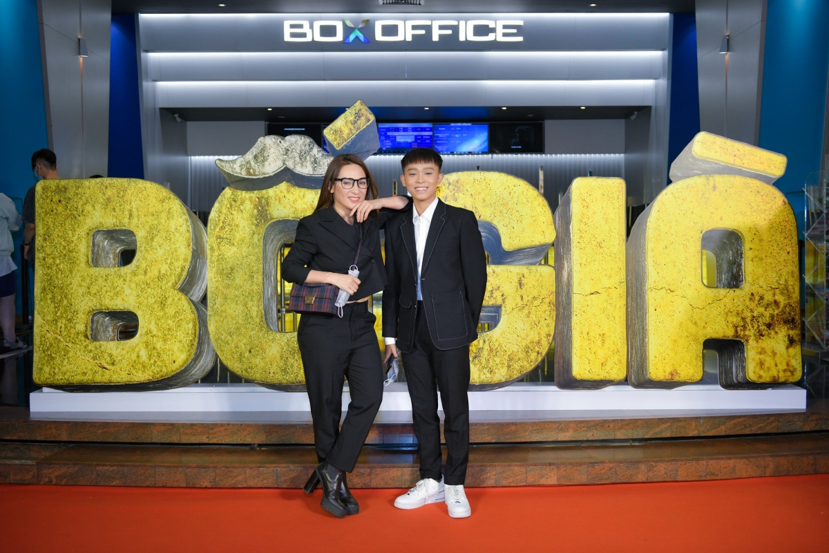 Phi Nhung đưa con trai Hồ Văn Cường đi xem phim.