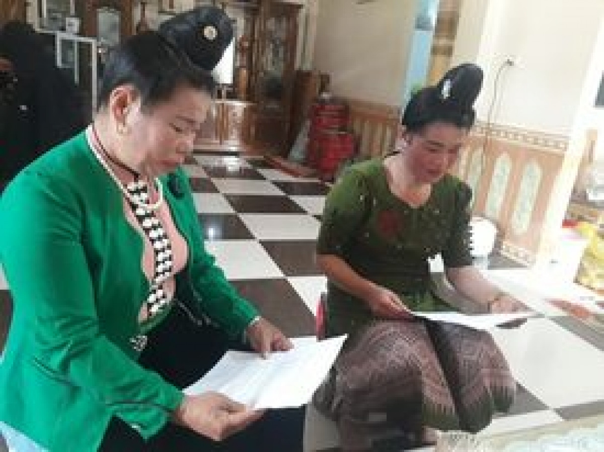 Chị Vì Thị Bun Chăn ( Bên trái) đang dạy hát Lào.
