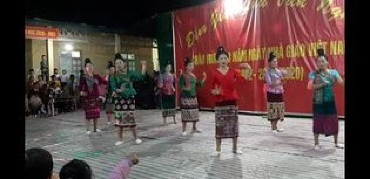 Tiết mục múa Lào chào mừng Ngày nhà giáo Việt Nam 20/11.