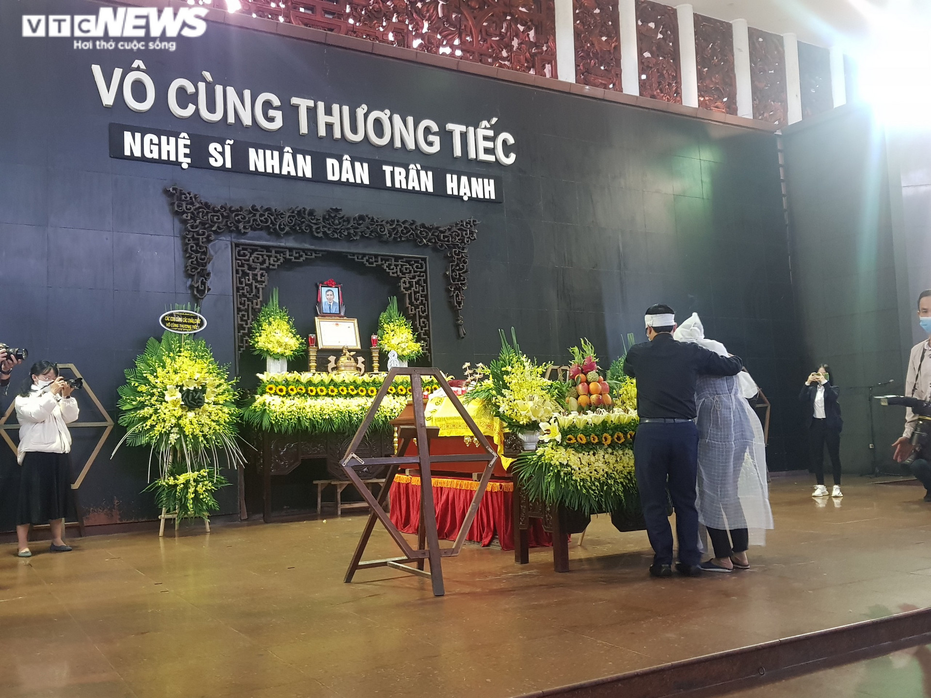 Diễn viên Công Lý, Thu Hà tiễn đưa NSND Trần Hạnh về nơi an nghỉ - 3