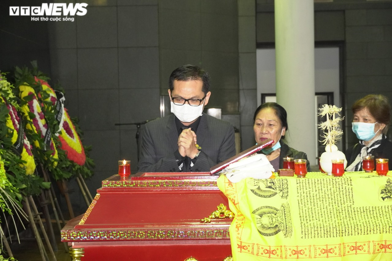Diễn viên Công Lý, Thu Hà tiễn đưa NSND Trần Hạnh về nơi an nghỉ - 4