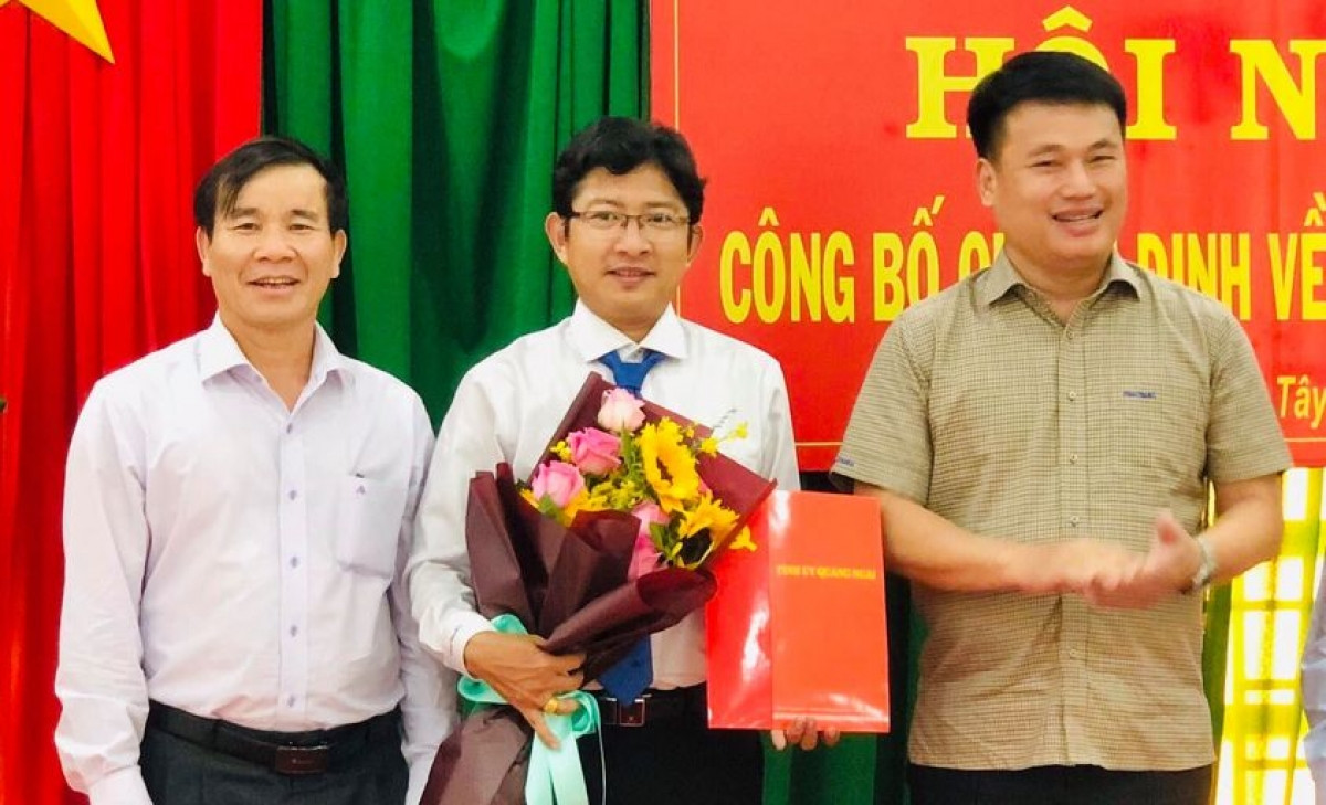 Ông Đặng Ngọc Huy, Phó Bí thư Thường trực Tỉnh ủy Quảng Ngãi trao quyết định cho ông Nguyễn Ngọc Trân