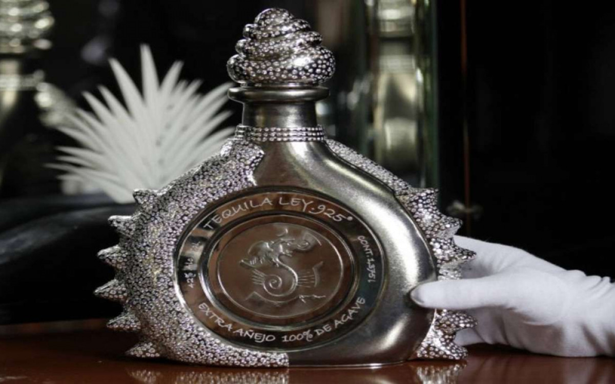 Chiếc bình Pasion Azteca này có giá 3,5 triệu USD được làm bằng bạch kim và vàng trắng, gắn 6.400 viên kim cương./.
